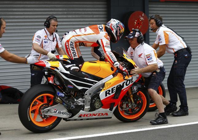 Il cambio moto di Marquez. Reuters